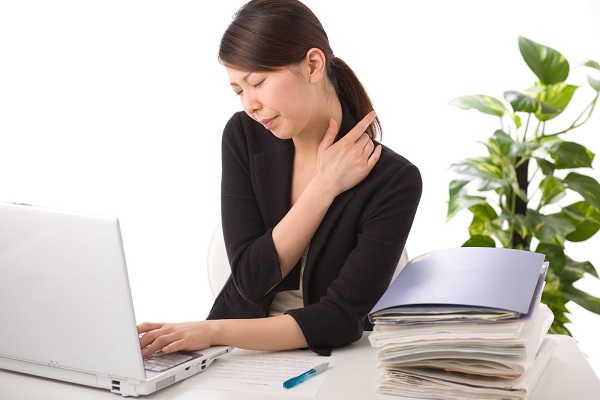 Sử dụng ghế văn phòng ngả lưng giúp bạn giảm thiểu những vấn đề về xương khớp.
