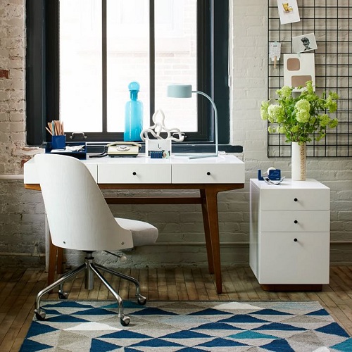 Thiết kế bên dưới theo phong cách Scandinavian với màu trắng thanh lịch; trong đó các ngăn tủ bên cạnh rất phù hợp để chứa đồ dùng